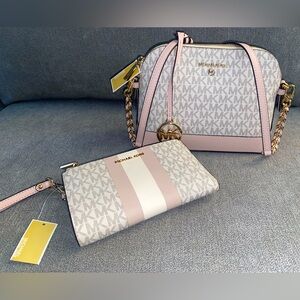BNWT AUTHENTIC Michael Kors Jet set purse / wallet wristlet. 🤍